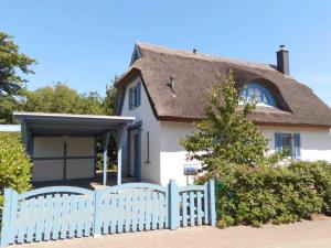 Two-Bedroom House room in Reetdachhaus Kranich