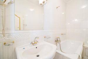 Double Room with Bathroom room in Hotel Carpati Imparatul Romanilor
