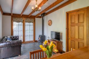 BRIDGE COTTAGES Sargeants & Armoury Cottages 1823 - HISTORY & CHARM