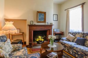 BRIDGE COTTAGES Sargeants & Armoury Cottages 1823 - HISTORY & CHARM