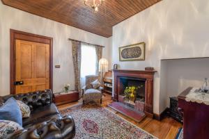 BRIDGE COTTAGES Sargeants & Armoury Cottages 1823 - HISTORY & CHARM