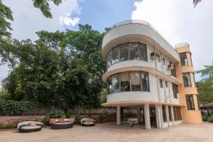 The Boulevard by StayVista - A city-center villa boasting a private plunge pool, Jacuzzi & a revitalizing rain shower - Lonavala