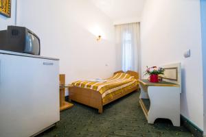 Single Room with External Bathroom room in Hotel Carpati Imparatul Romanilor