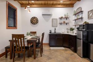 Little Dutch Cabin #2 -12 Min to Magnolia-Baylor