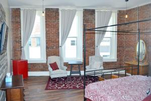 Deluxe King Studio room in Eighteen-Ninety Sleepover