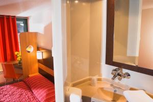 Hotels Premiere Classe Grenoble Sud - Gieres Universite : Chambre Triple (1 Lit Double et 1 Lit Simple)