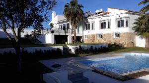 Vasaras māja Torreguadiaro Villa - 2 mins walk from the bars and restaurants Sanroke Spānija