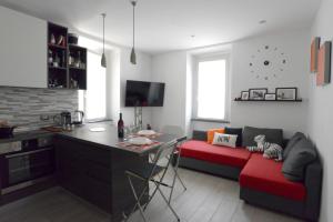 LaCasetta _ Como Lakeview Terrace renovated apartment