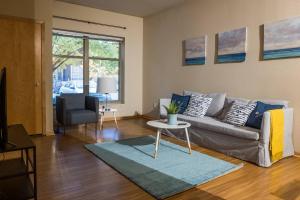 . North Loop 1 BR Apt by Frontdesk