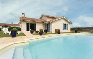 Maisons de vacances Nice home in LAiguillon Sur Vie with 4 Bedrooms and Outdoor swimming pool : photos des chambres