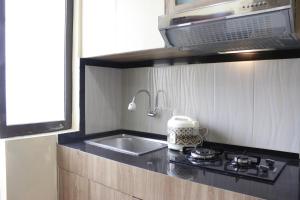 Minimalist Studio Gateway Apartement Ahmad Yani Cicadas By Travelio