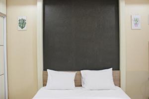 Minimalist Studio Gateway Apartement Ahmad Yani Cicadas By Travelio