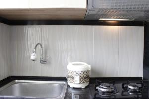 Minimalist Studio Gateway Apartement Ahmad Yani Cicadas By Travelio