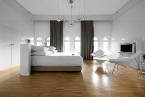 Hotel Blow Up Hall 5050