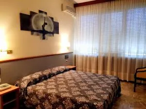 H&L Hotel - 奇尼塞洛巴尔萨莫