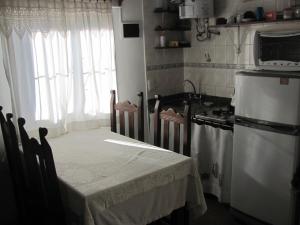 Vivienda en altos con uso exclusivo de entrada de auto y parrilla