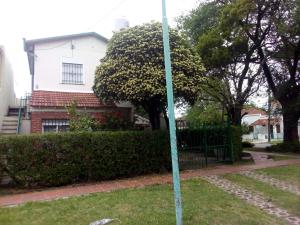 Vivienda en altos con uso exclusivo de entrada de auto y parrilla