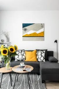 M&R Apartament Airport&Business Premium Komputerowa - underground garage - free WiFi - Netflix - self check-in - 5 min from Chopin Airport - 简基