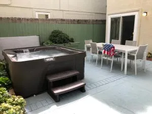 The Americana 4 bedroom with spa and bikes, seps to the beach - 亨廷顿海滩