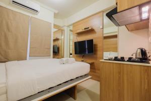 Modern Studio Apartment at 27th Floor Green Pramuka City By Travelio