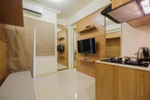 Modern Studio Apartment at 27th Floor Green Pramuka City By Travelio