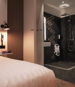 Hotels Hotel Vendome Saint-Germain : Chambre Lit King-Size avec Douche Accessible en Fauteuil Roulant - Adaptée aux Personnes à Mobilité Réduite