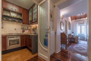 Quiet and classic on two floors, by Trevi Fountain - FromHometoRome