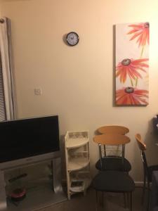 Decorate your own Christmas tree, free mulled wine and hamper