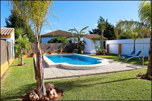 Chalet con piscina en Roche Viejo