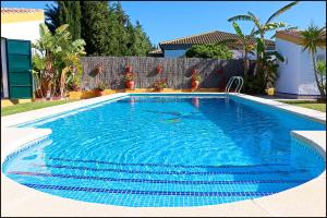 Chalet con piscina en Roche Viejo