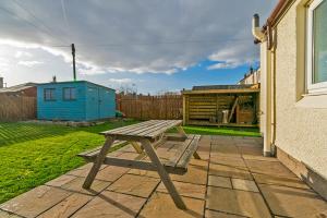 Cosy Cottage Close to East Beach, Shops, Restaurants and RAF base