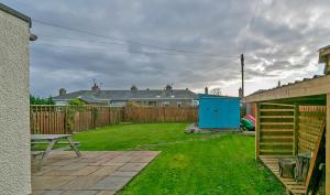 Cosy Cottage Close to East Beach, Shops, Restaurants and RAF base