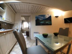 Appartements Logement atypique avec vue unique panoramique sur le lac d’Annecy, dans une residence avec plage et ponton privee sur la commune de Duingt (Rive gauche du lac). : photos des chambres