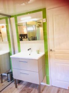 Maisons d'hotes Le jardin de felicie : Chambre Double avec Salle de Bains Privative