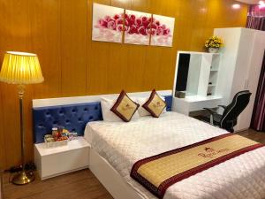 The Royal Hotel Near West Lake