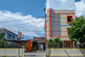 RedDoorz near Millenium Waterpark Palu