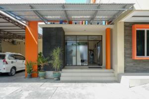 RedDoorz near Millenium Waterpark Palu
