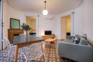 b42 - MODERNIST APARTMENT FOR LARGE GROUPS IN EIXAMPLE