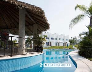 Bonita Casa en Condominio con Alberca y Acceso al Lago