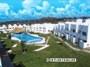 Bonita Casa en Condominio con Alberca y Acceso al Lago