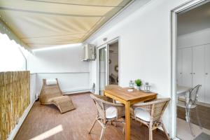 The Mirror Apartment with Large Sunny Balcony
