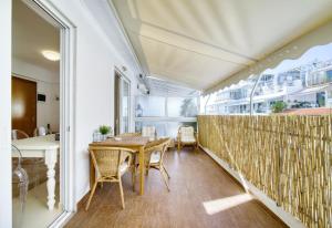 The Mirror Apartment with Large Sunny Balcony