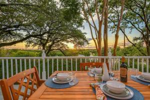 Apartment room in McKenize Guest House: Austin Suite 1 BD 1BA