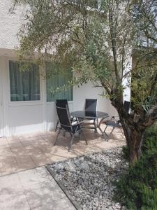 Hotels Logis Auberge Saint Simond : Chambre Quadruple - Vue sur Jardin