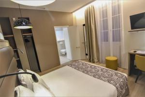 Queen Room - Disability Access room in Hôtel Montaigne
