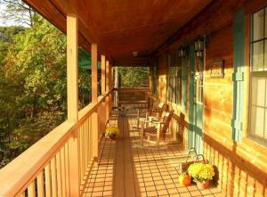 Sunset Ridge Cabin - A Romantic Smoky Mountain Escape or Family Getaway with Privacy - behind Dollywood, large game room, jacuzzi tub, fire pit, large wrap-around deck, and more