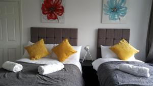Goswick House - Entire 4Bed House Serviced Accommodation Newcastle FREE WIFI & FREE 2 OFF STREET PARKING SPACES UK