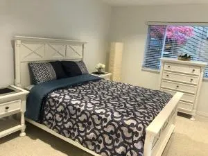 Beautiful Modern Suite - Lynn Creek