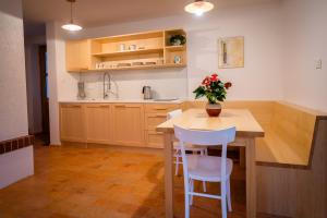 House On The Hill (Hiška Na Griču)