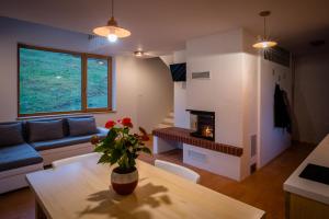 House On The Hill (Hiška Na Griču) 